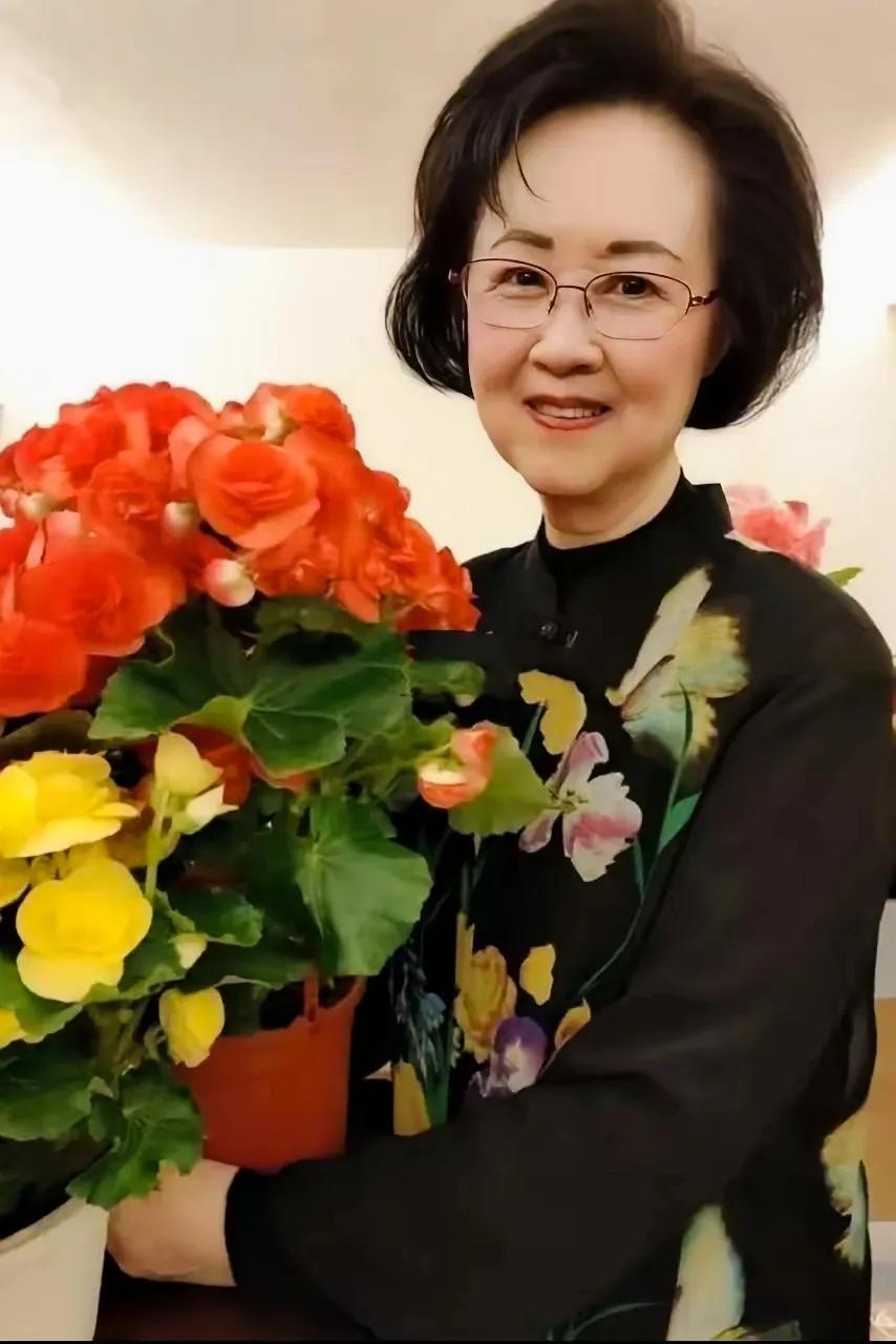 今日头条几乎被这两个人占领了。一个是大家都很熟悉的称得上文学家的台湾作家琼瑶因为