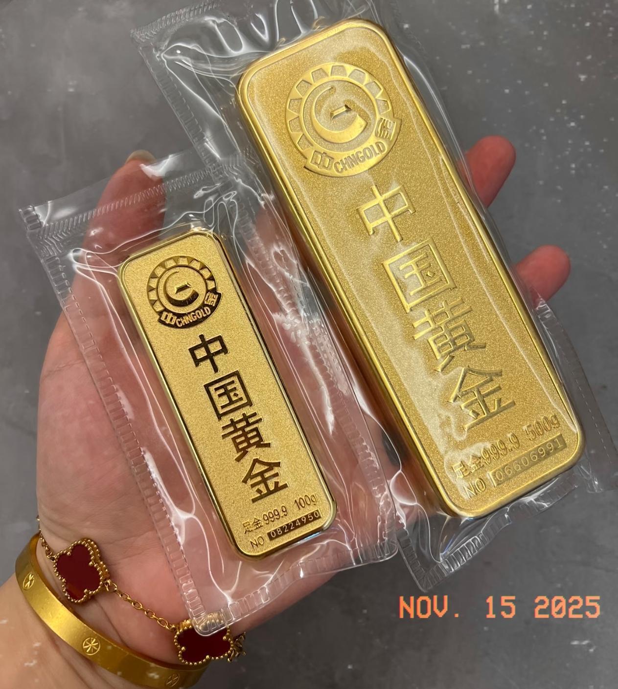 手里握超500克黄金的朋友，估计今晚要愁得睡不着，成本高又怕接着跌，满脑子都是割