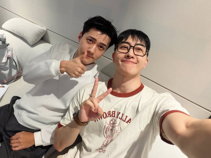 周觅Instagram With吴世勋 “从07年开始就认识Sehun了。如此敬
