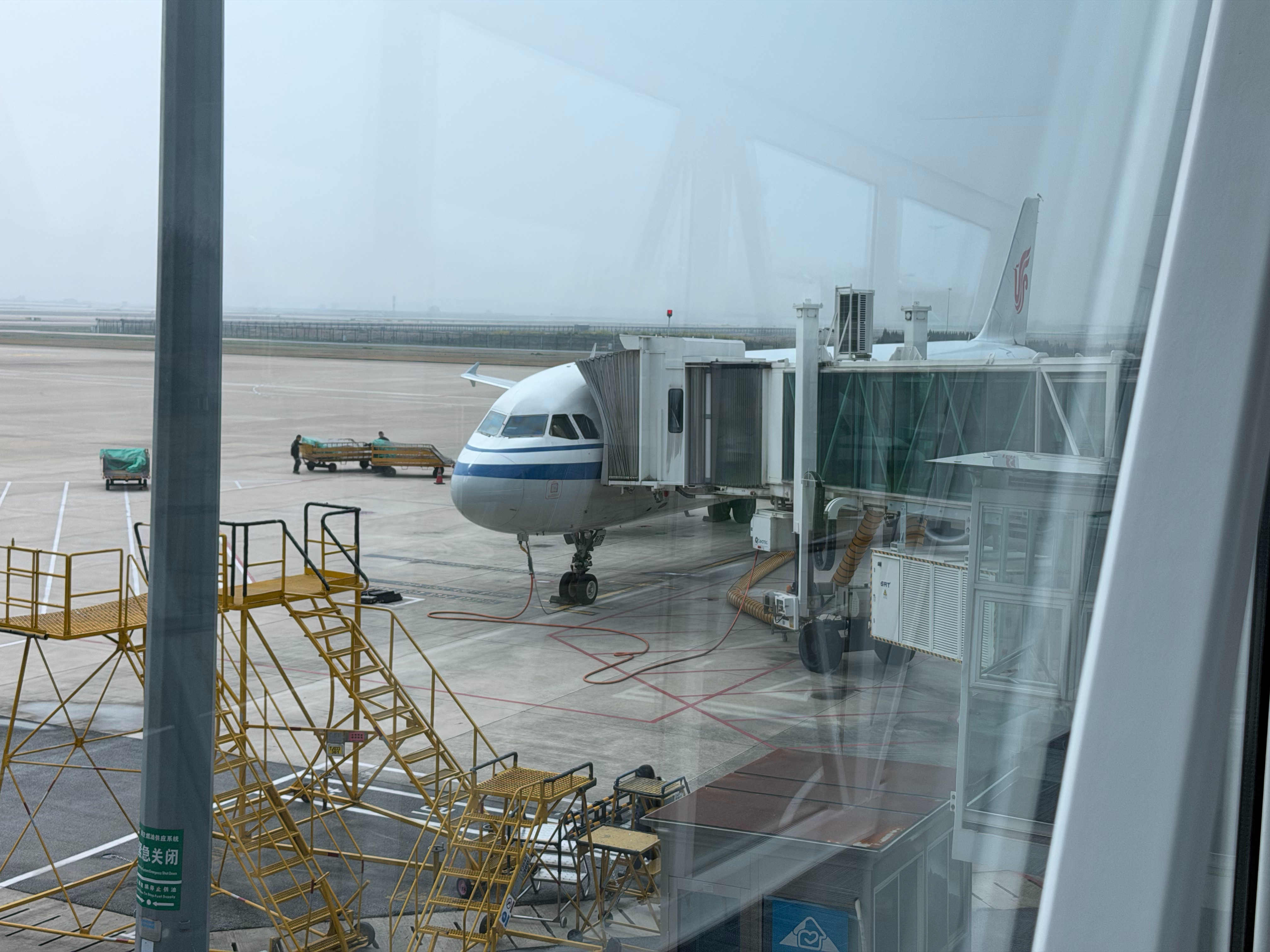 早，今天北京见起飞前休息室来碗牛肉面，国航牛肉面还是没东航那碗面好吃