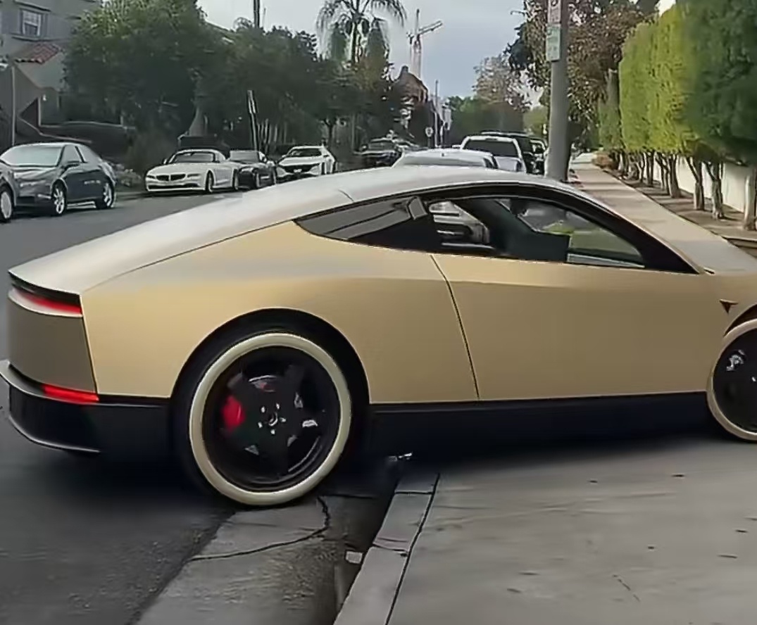 特斯拉宣布首辆Cybercab下线特斯拉首辆Cybercab在德州工厂正式下线了