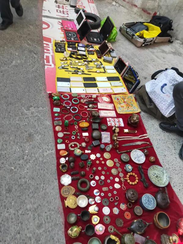 5月1日江西赣州，小车司机不慎压到大爷古玩地摊 ，地摊大爷急呼要赔钱。现场目击者