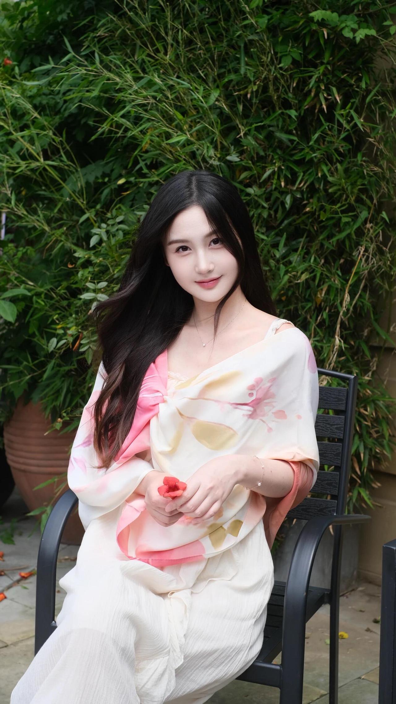 一位姑娘坐在椅子上