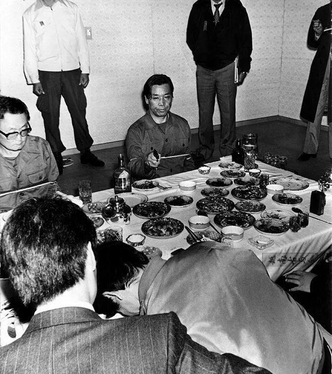 1979年10月，韩国总统朴正熙来到中央情报部视察，就餐之时，中央情报部长金载圭