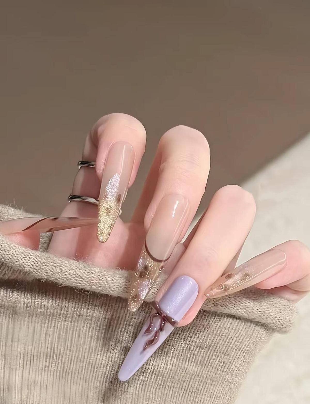 杏仁甲又火了，不是网红吹，是全球趋势机构点名的。
奶白色打底，不白的人也能显出光