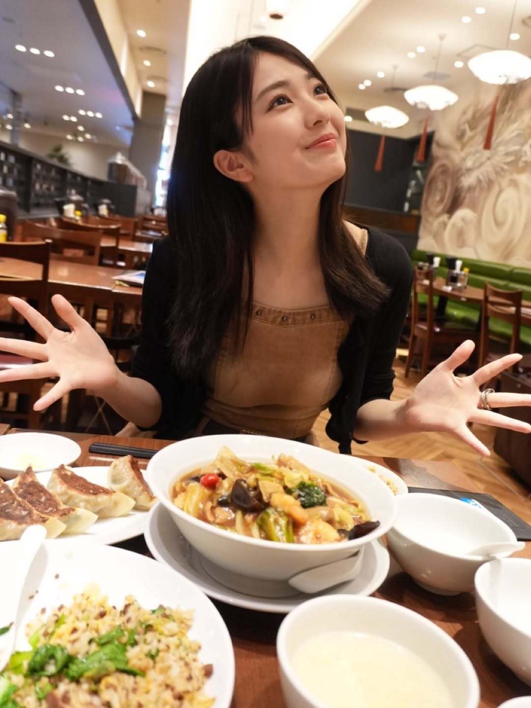 堀口真帆⁡久しぶりに中華料理屋さんに行きました^^もにかお姉さんと☺️夏にもう1