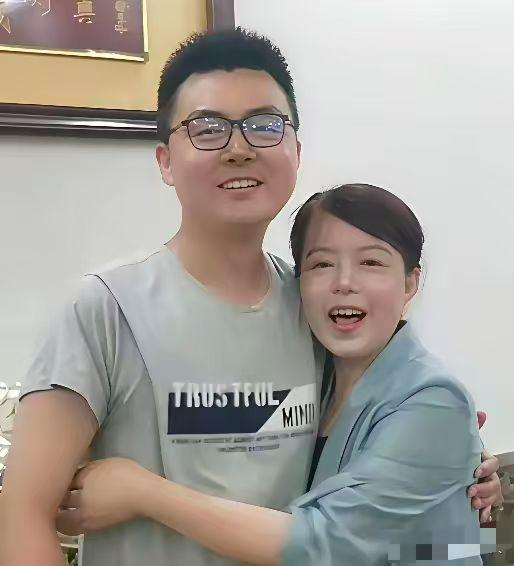 许敏和郭威的这张照片，看上去很温馨。其实杜如果不知道内情，也应该追查真相，让那些