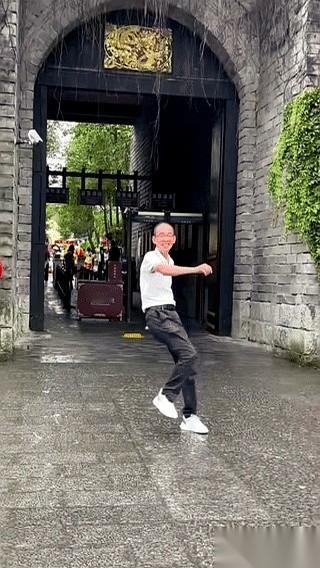 网上那份挂在许建华账号里的“保证书”，本来是个现成的名利场入场券。
只要谢浩男的