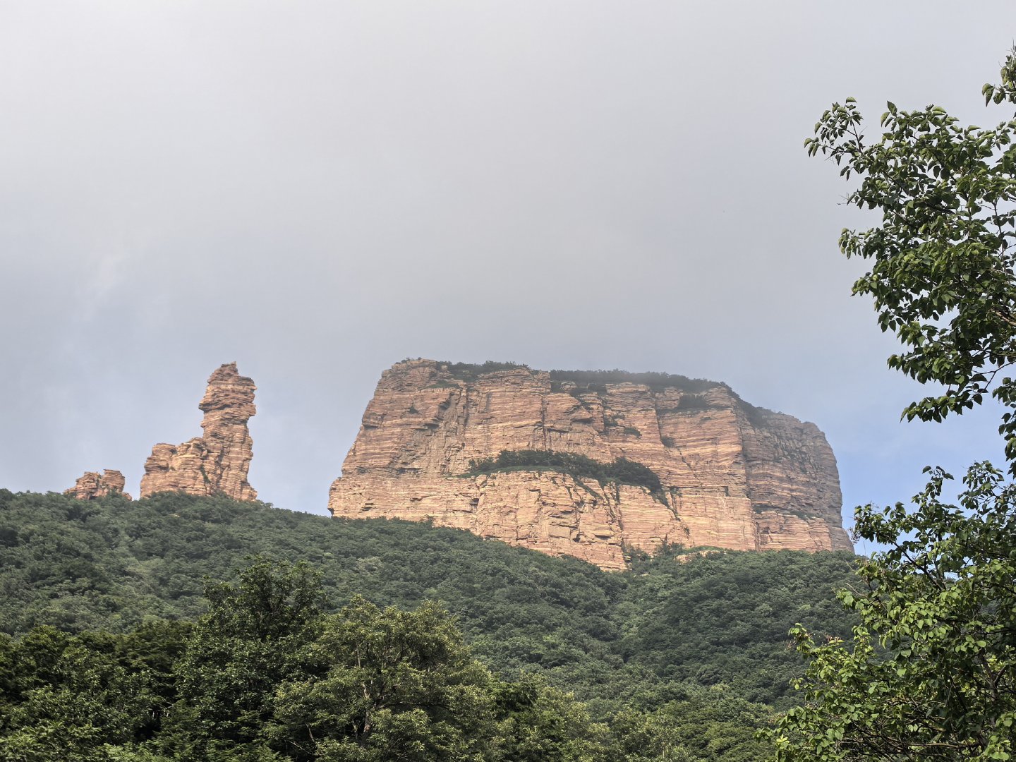 嶂石岩。 
