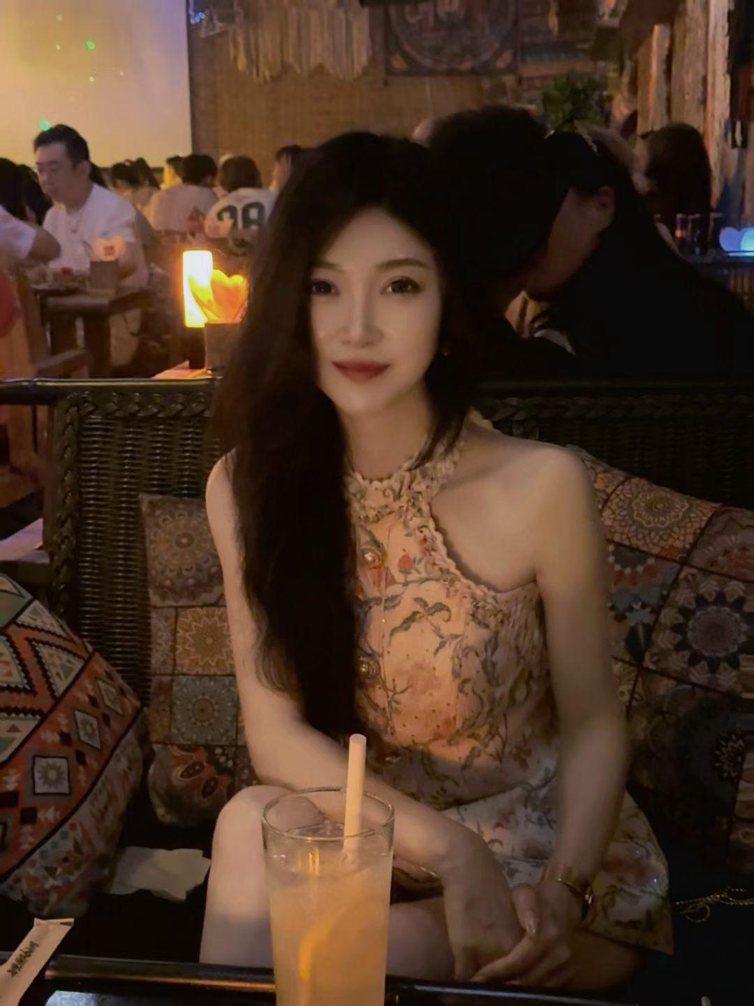 夜晚的咖啡馆，少女微笑相伴，暖心饮品相伴。美丽的北京天空 想感受演唱会的现场氛围
