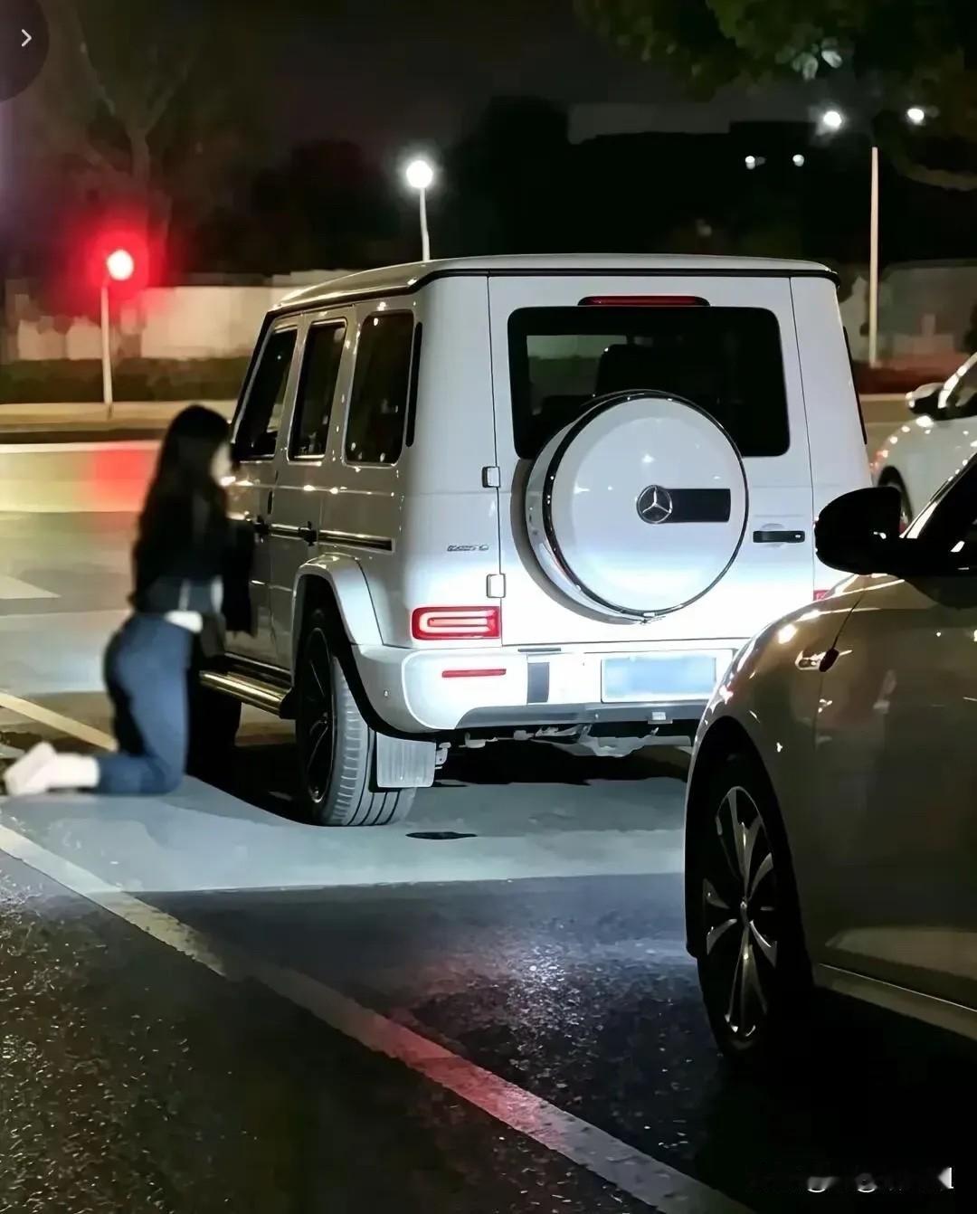 这又是谁家的闺女，父母看到这一幕，不得伤心难过啊！