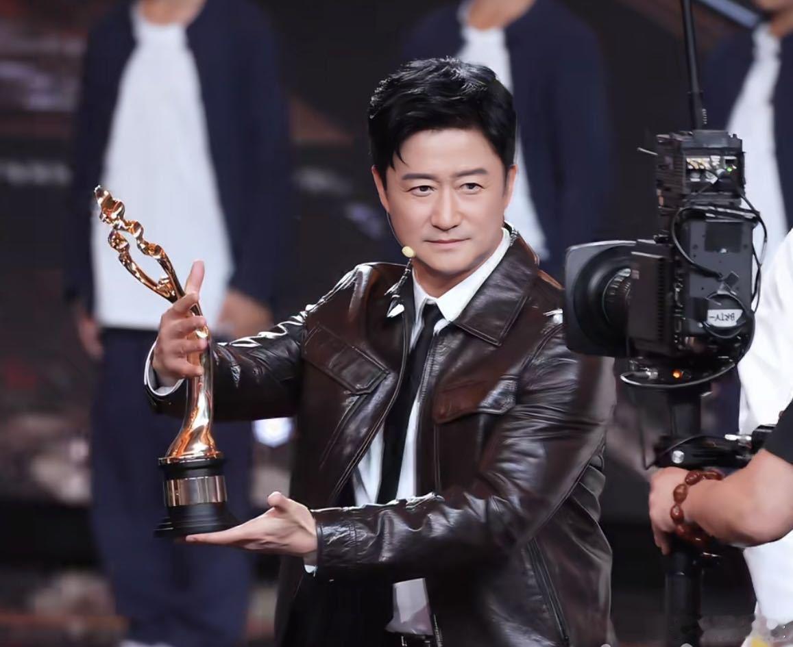 吴京恭喜八爷获奖 吴京发文真诚又暖心，由衷祝贺袁和平拿下终身成就奖。感念三十余年