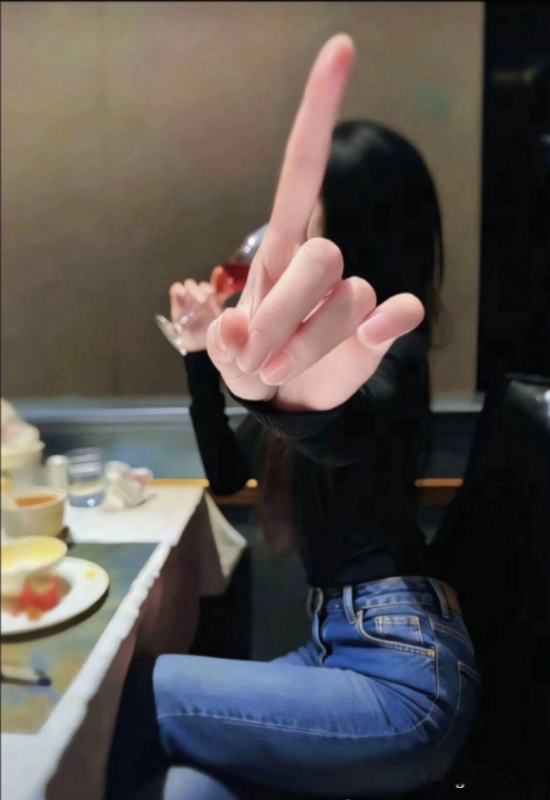 分享我这周有趣的事：
早上出门时，我在电梯里遇见楼下的奶奶，她拎着一袋橘子，说要