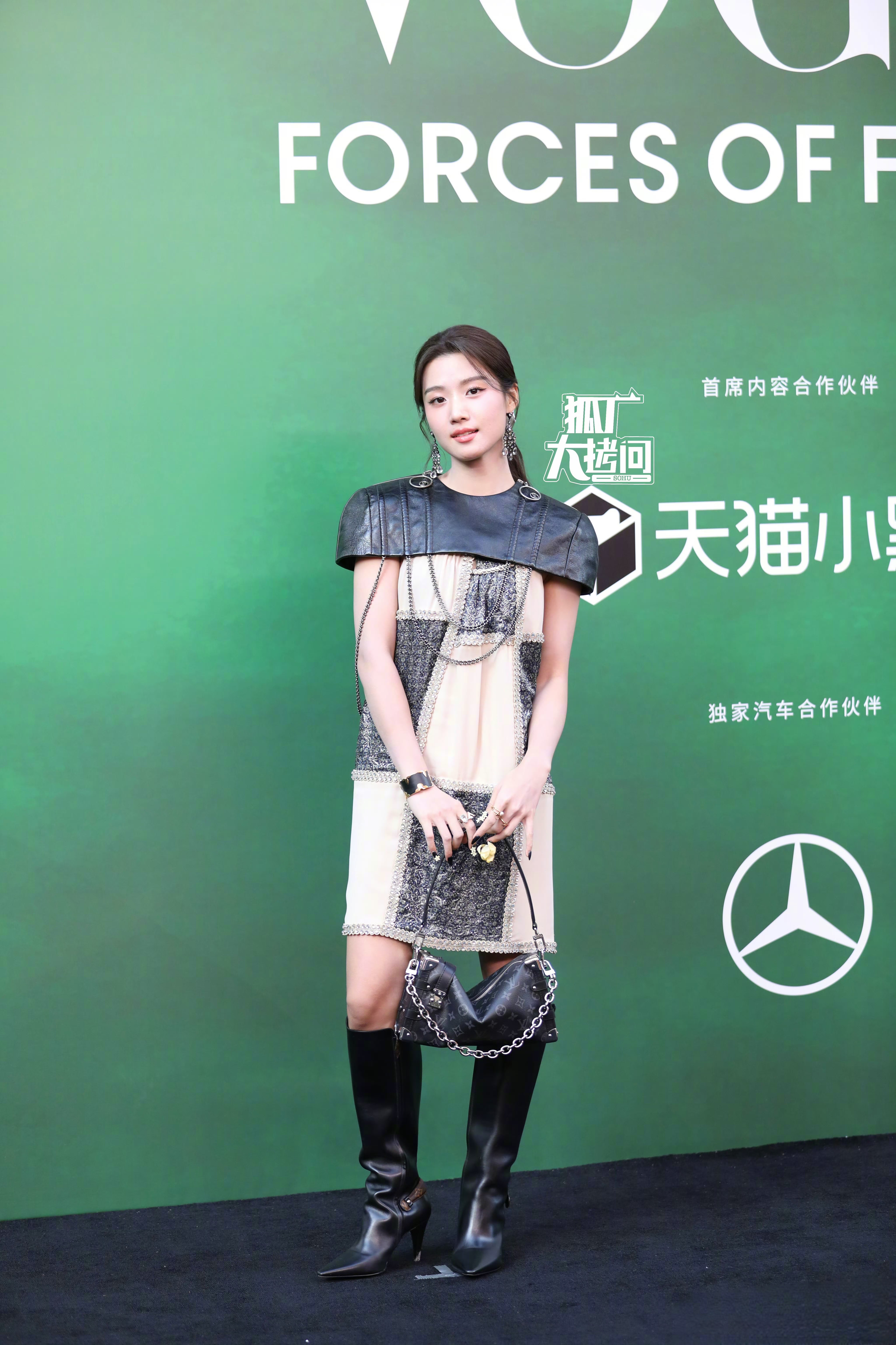 剧里是氛围感女神，剧外是穿搭迷惑行为大赏[摊手]她的造型需要剧组三件套才对味：精