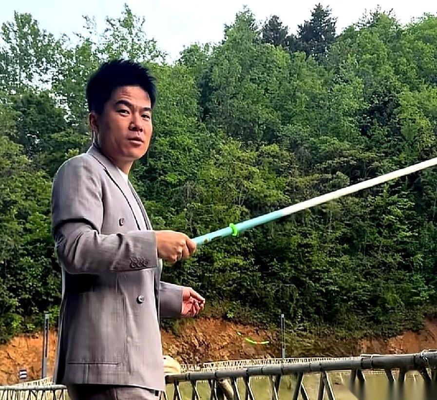 董宇辉这两天更新抖音，底下评论区简直炸开了锅。
有人上来就一句：“质量虽然一般，