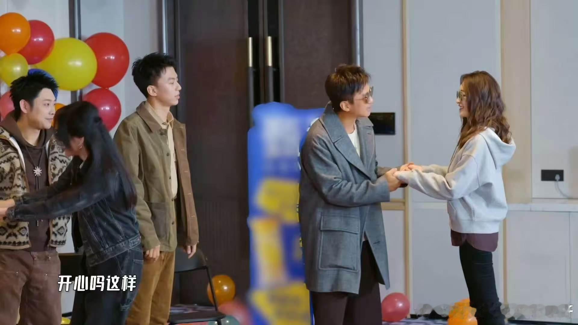 李小冉在闹邓超在笑 五哈里的邓超，简直是“宠姐狂魔”！李小冉怎么闹他都笑着配合，