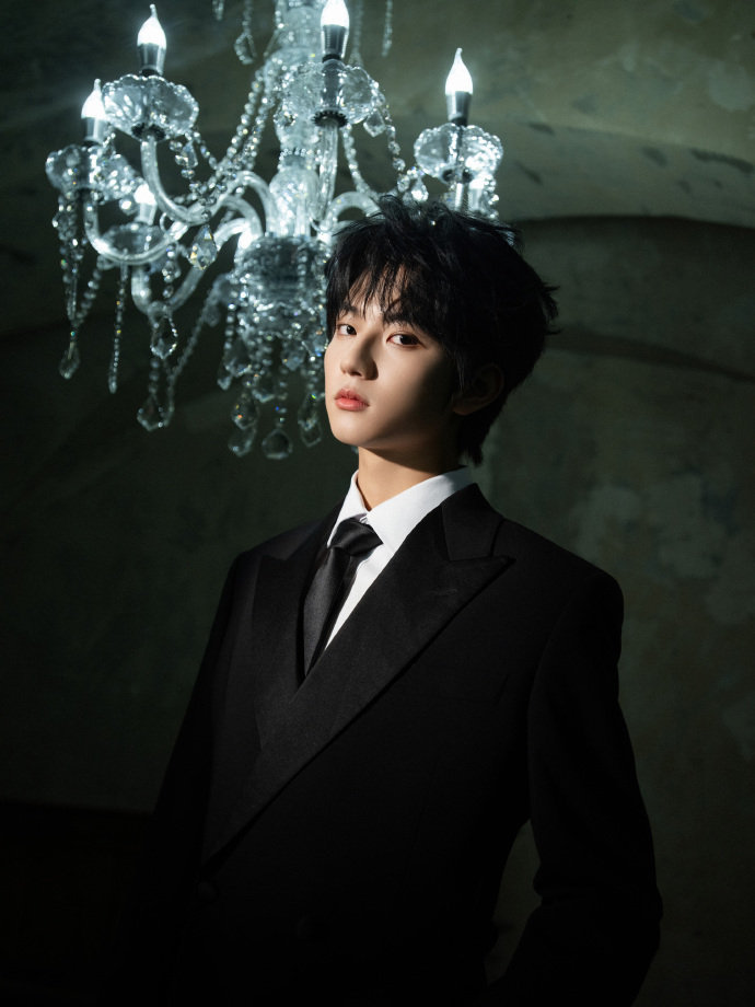 穆祉丞金鸡奖黑西装板正感，穆祉丞光影永续，期待住和你的金鸡奖的现场的见面时刻，期