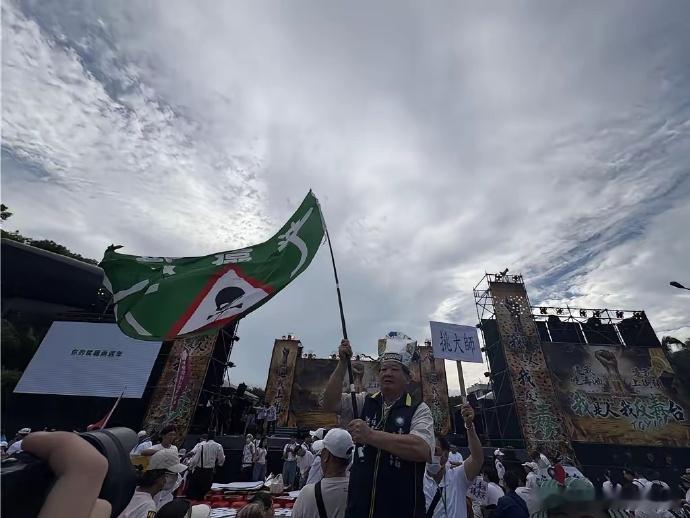 台湾数万民众集会反毒油 数万民众齐聚台北凯达格兰大道，一场食安危机演变为大规模街
