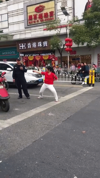 这是个狠女，面对警察都如此挑衅，
这种算不算袭警啊？