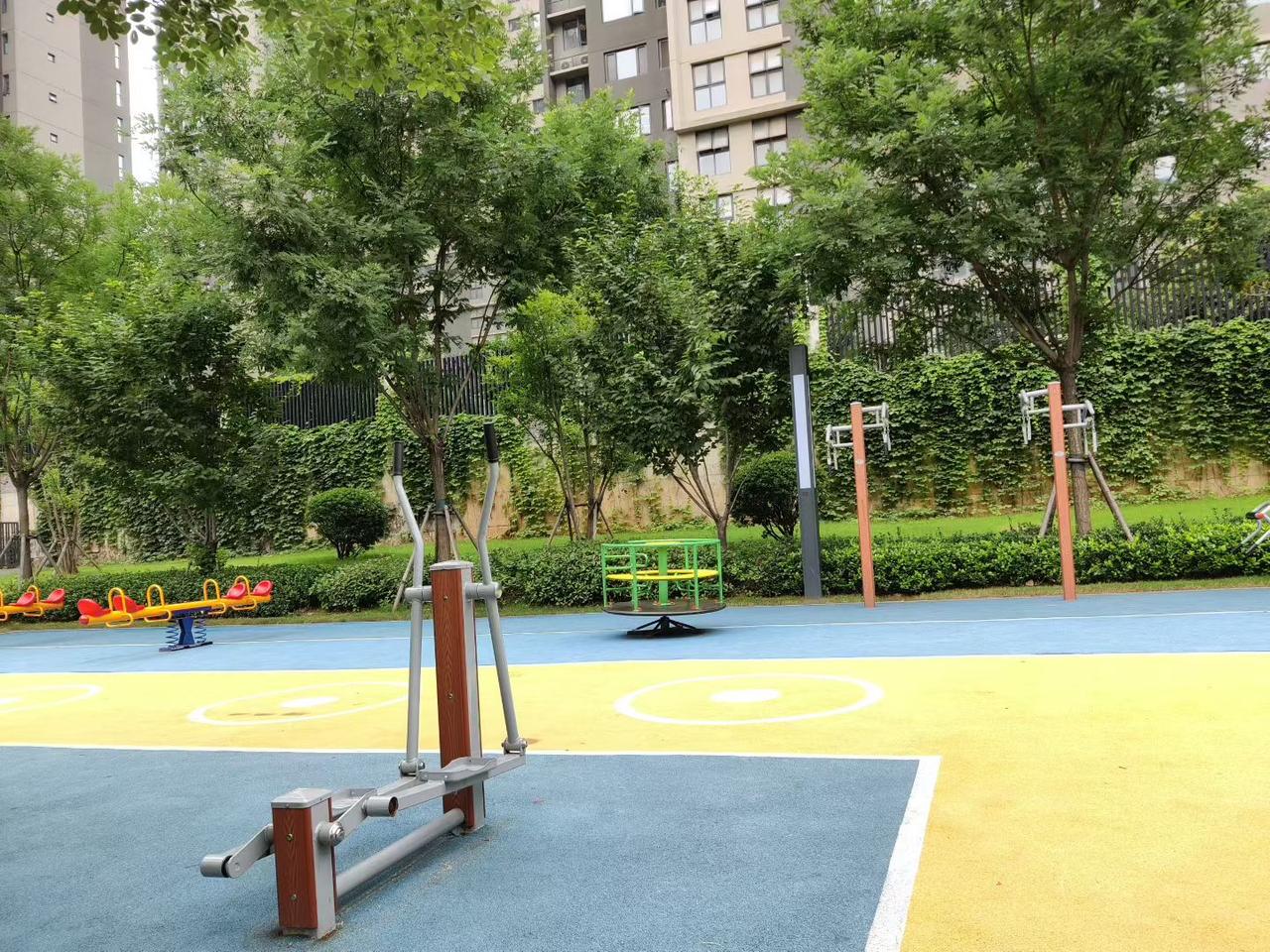记录我的2026小区藏着日常最好的温柔，孩童嬉闹在滑梯旁，健身区安放闲暇时光，绿