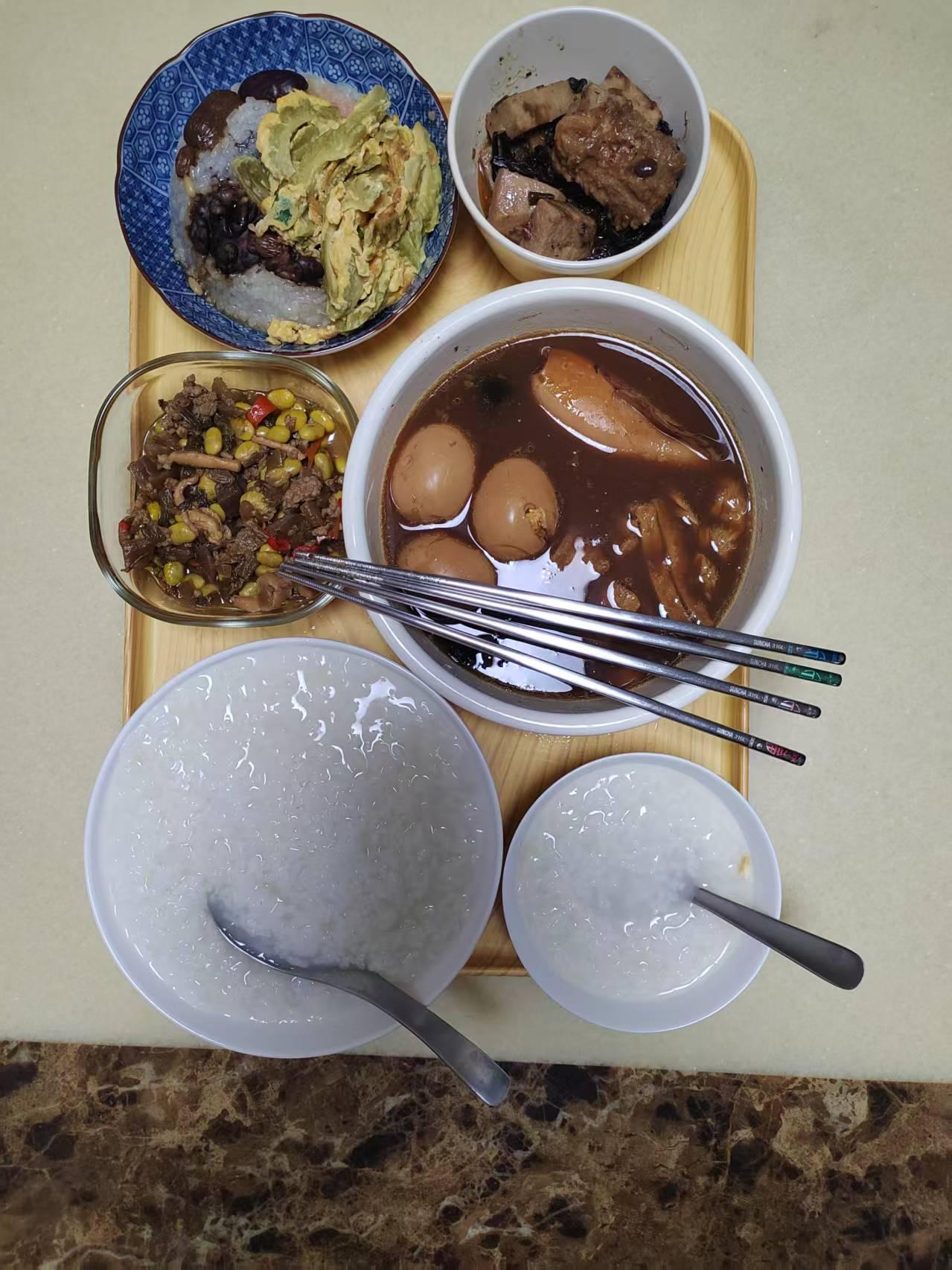 每日三餐打卡老头牙不好，每餐吃的就是米粥加馒头，不过二个老人也够好了吧，还有卤蛋