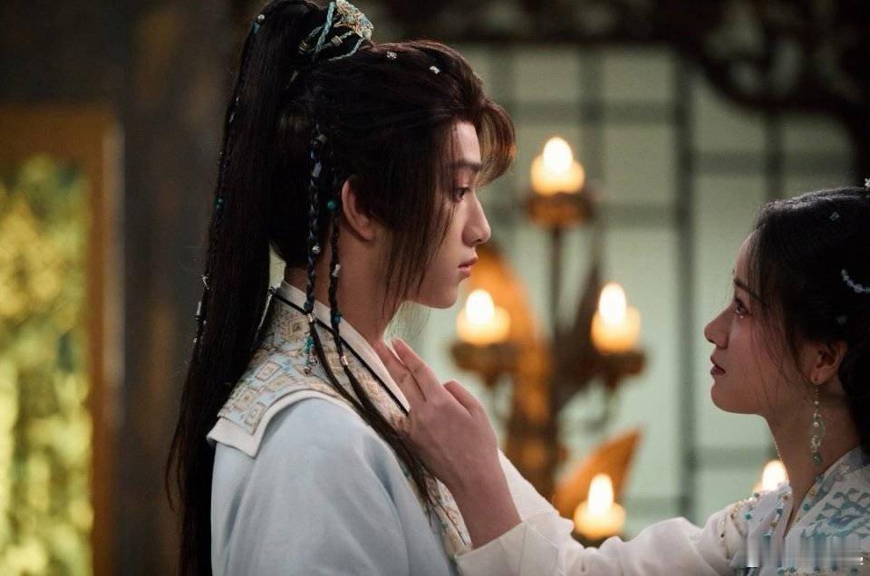 敖子逸你在笑啥 这笑容也太有感染力了！红毯上明明走得很绅士，嘴角却藏不住笑意，是