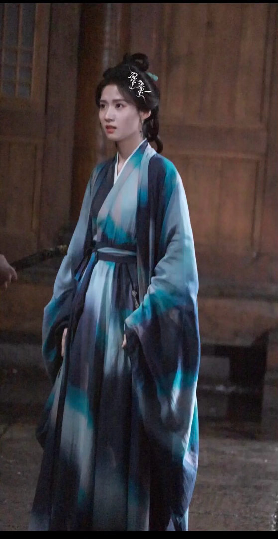 卢昱晓真的不考虑矫正一下体态吗？脖子前倾有点严重吧 