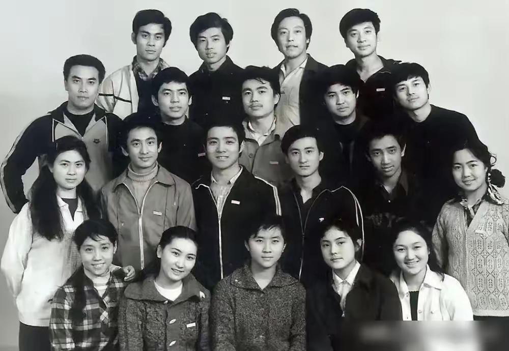 这张照片是中央戏剧学院82级表演班的毕业合影：

我一眼就认出了后排目光如霖、发
