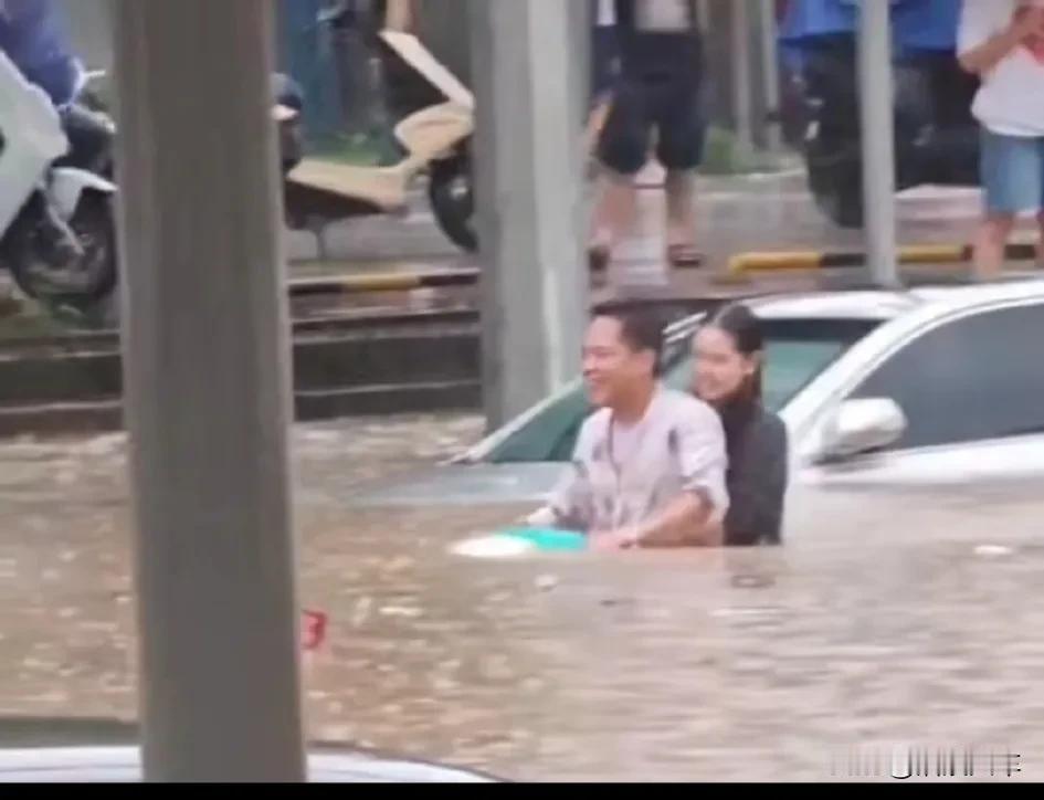 什么叫爱情，这就是爱情，这是发生在广西南宁暴雨内涝这一幕场景，看看这对情侣，在暴