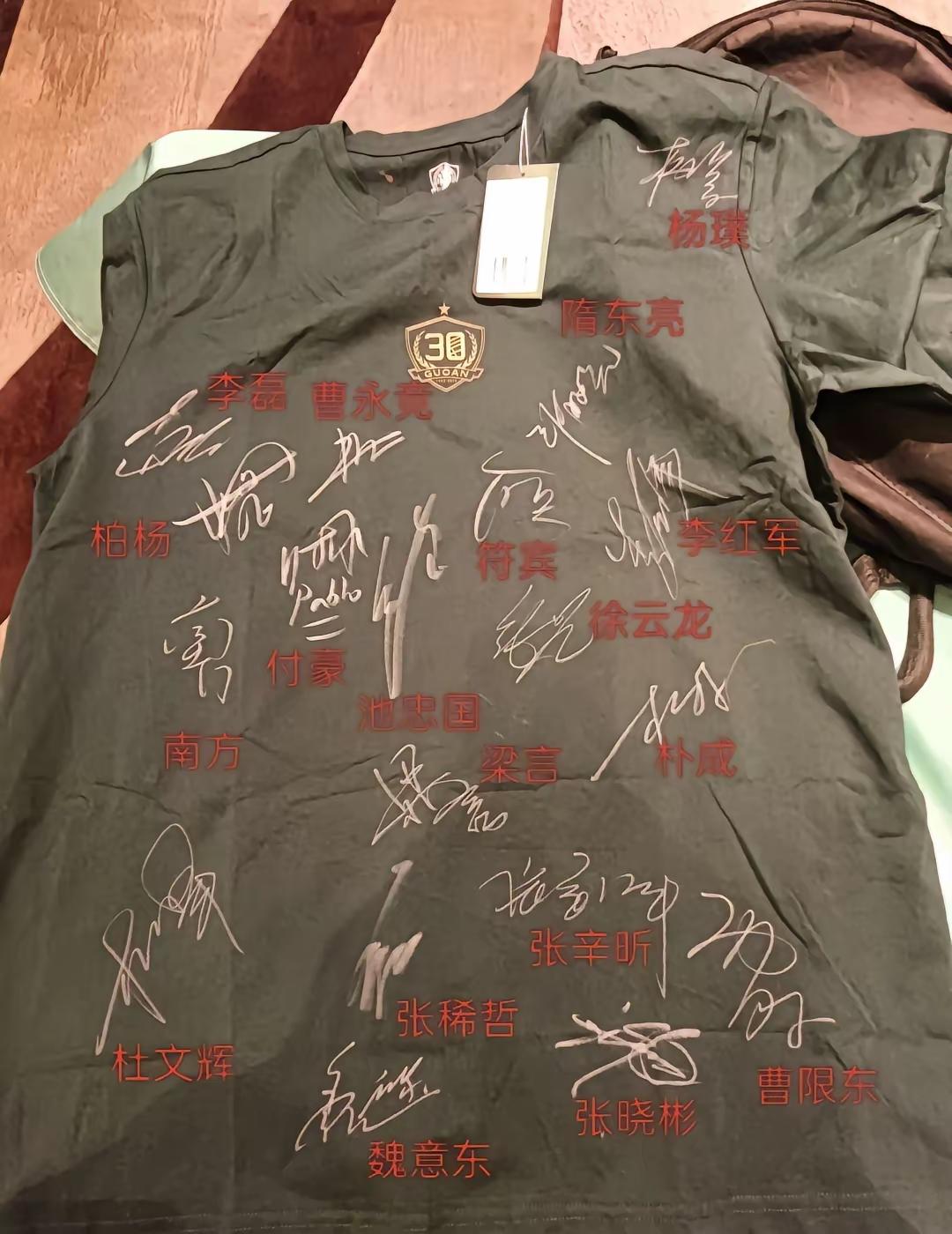 球员字是签了拿到了，如果不标注的话，一个也不认识，都是写的英文还是中文？