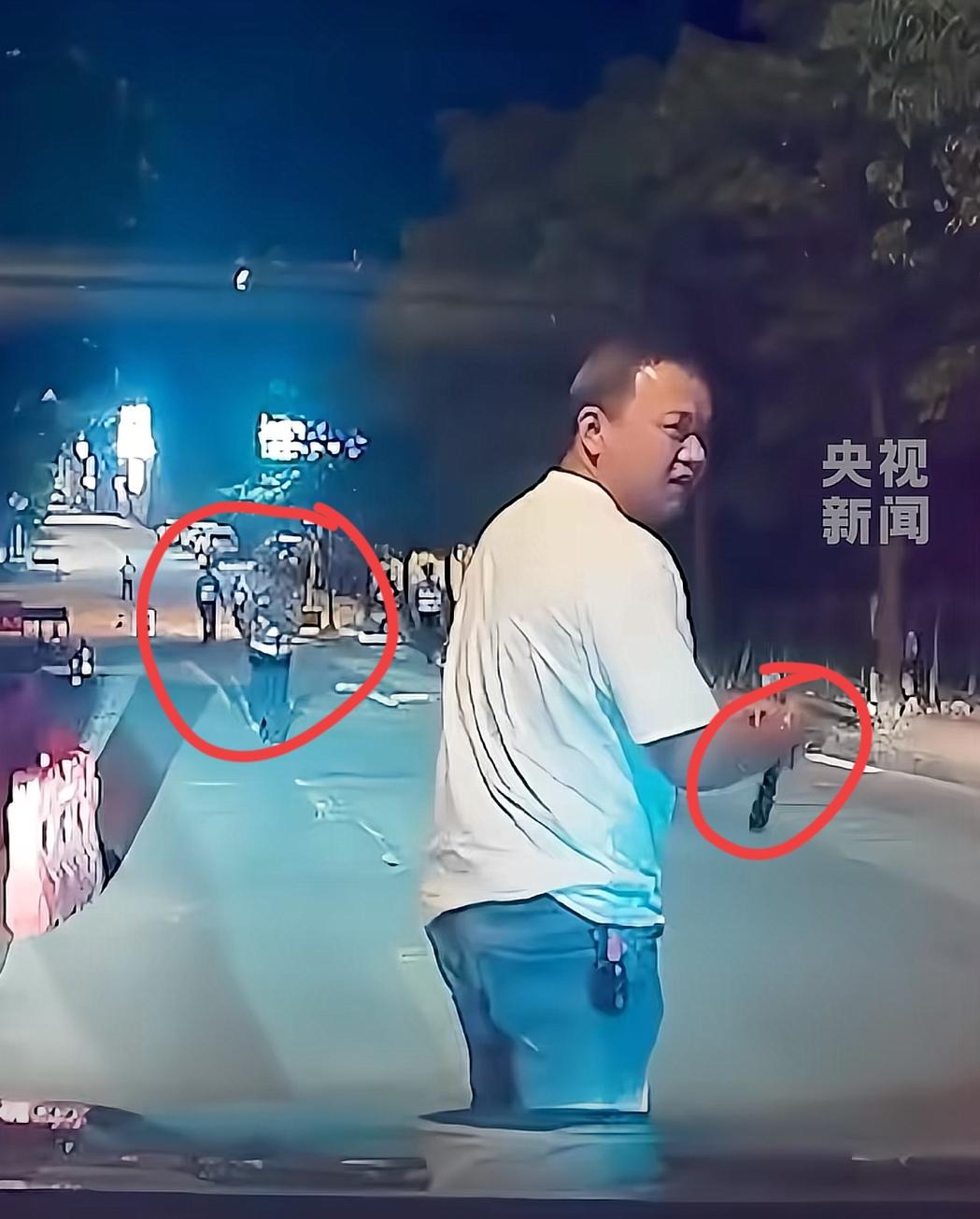 “笑不活了”！深夜街头，一男子刚把车停到家门口，正准备下车，谁料，附近查酒驾的交