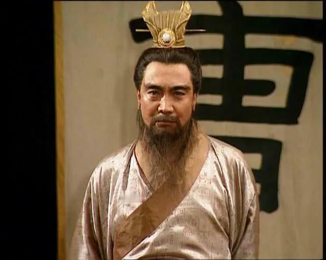 《观沧海》曹操

东临碣石，以观沧海。
水何澹澹，山岛竦峙。
树木丛生，百草丰茂