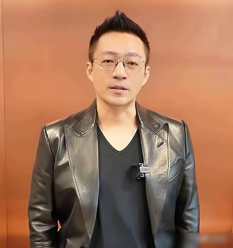 汪小菲彻底反了！直播怒吼亲妈张兰：我姓汪，不姓张，麻六记跟我没关系！
 
这话一