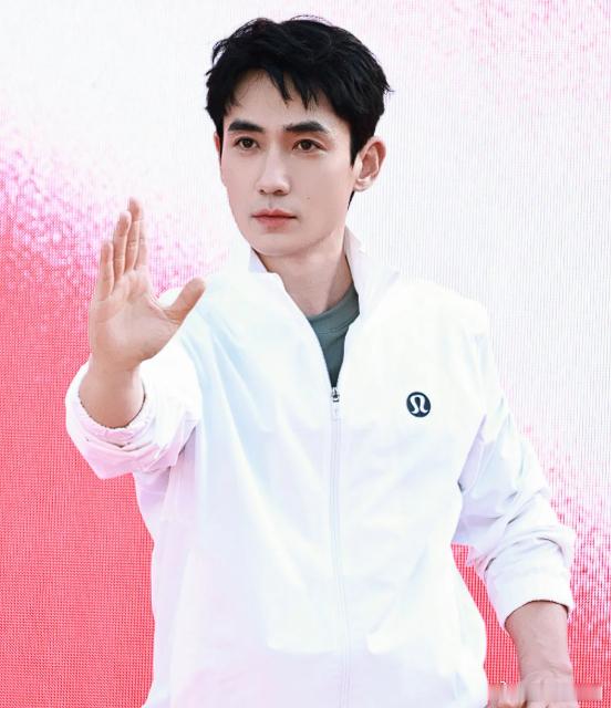 百花奖最佳男主角入围名单出来了。 最有希望拿奖的演员不是吴京。 也不是凭《捕风追