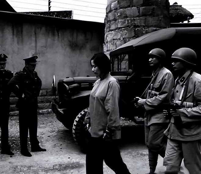 1975年，重庆一农民报警，称自己在山里发现了一具戴着手铐的女尸，警方赶到后，经