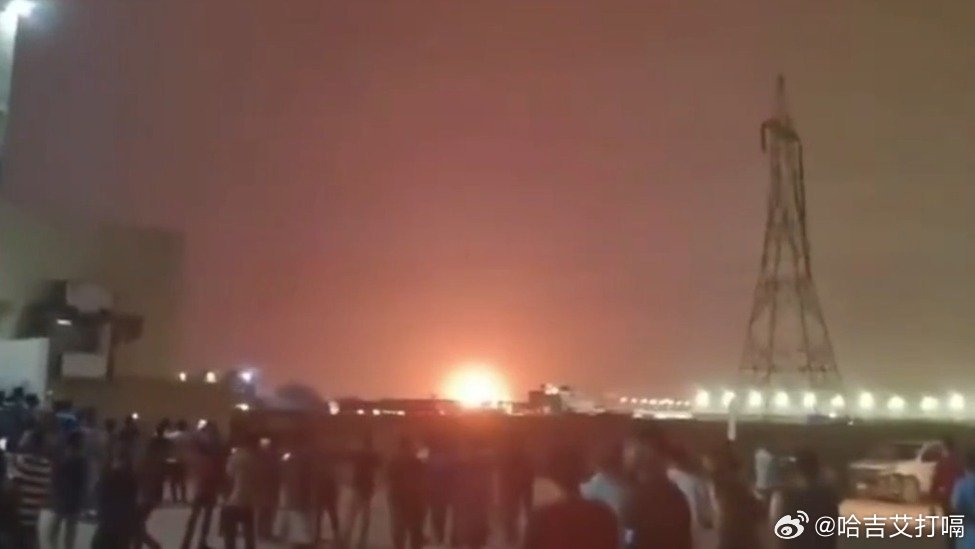 凤凰新闻【伊朗打击利雅得炼油厂美方专属区域，引发大火】伊朗方面当地时间18日消息