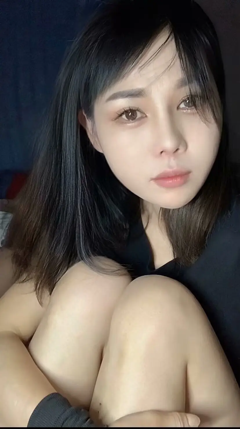 昨天带着孩子去老公那里了，巴掌大的地方1800一个月，和同事合租，老公...