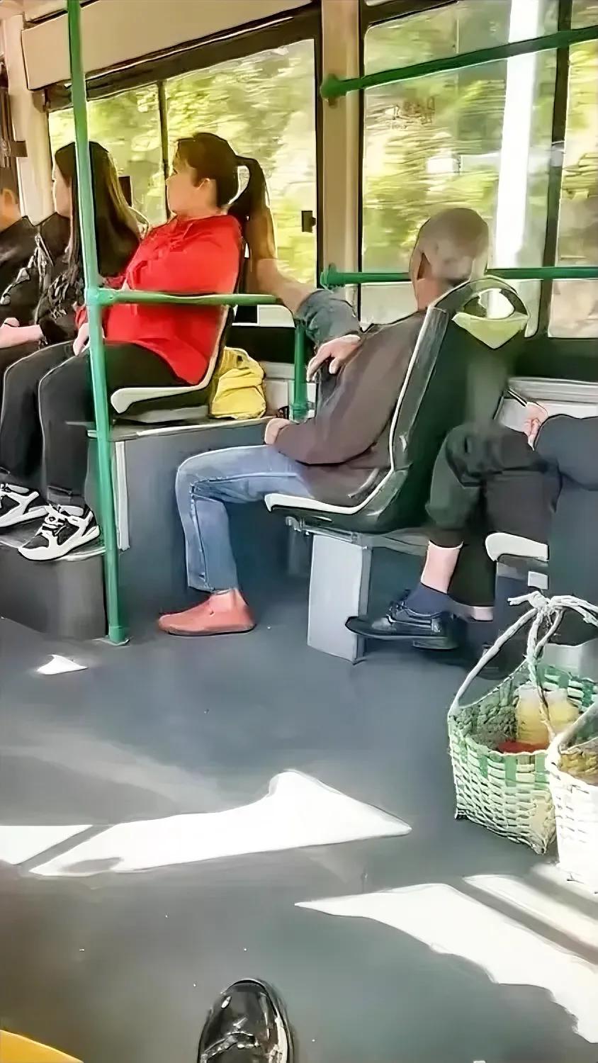 这是什么行为？老了就可以这样吗？
为老不尊，说的就是这些人吧？
稍微自律一点，也