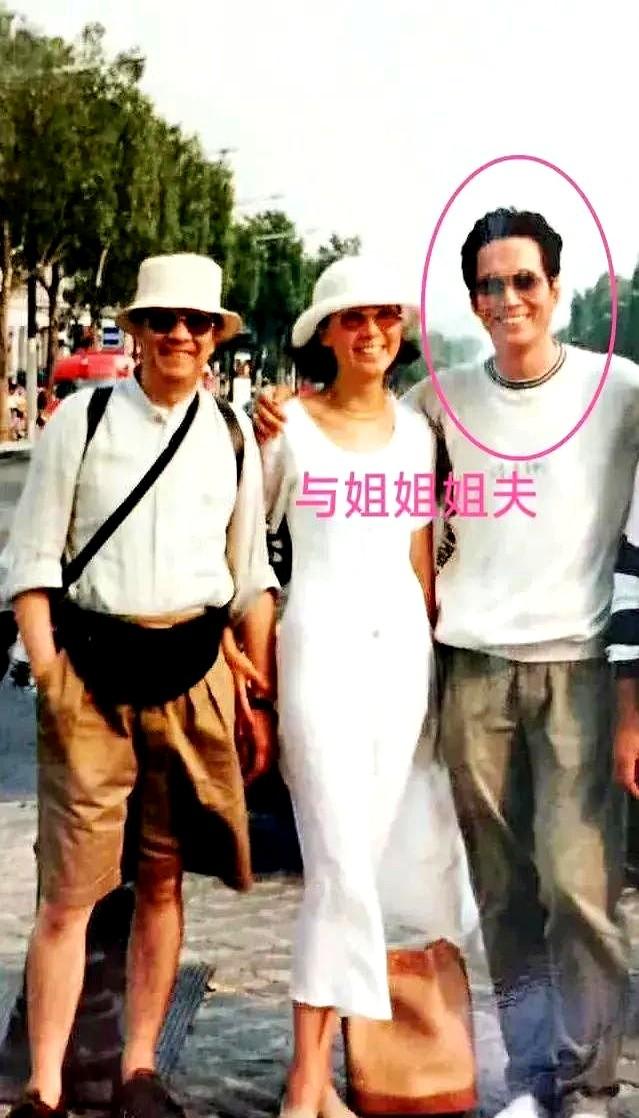 事实证明，单亲家庭中长大的方刚不喜欢婚姻，但是他的姐姐还是结婚的。

方刚的家境
