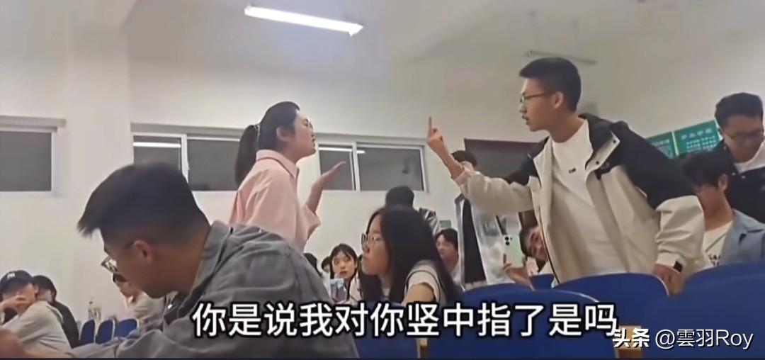 又是一点就炸，河北沧州职业技术学院这事，比上海二工大事件还要让人窒息！
课堂之上