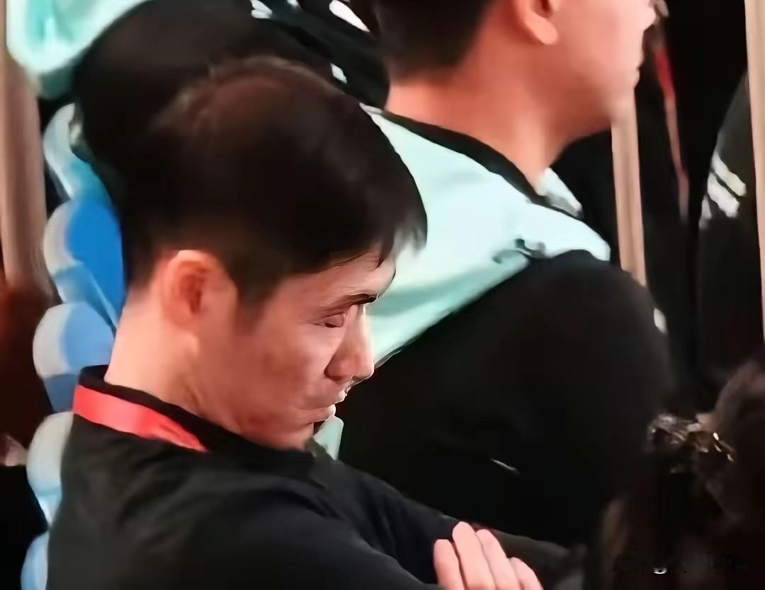 王励勤这回在成都混团世界杯场边累到睡着的画面，真让人感触挺深。这位新上任的乒协主