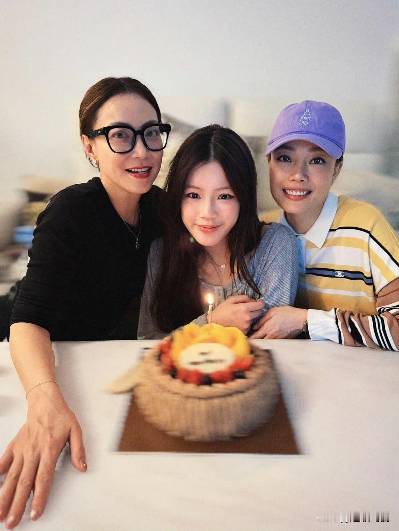 霍汶希女儿好漂亮，有点像钟丽缇的女儿女明星女儿