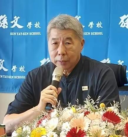 如果张亚中当初成功当选国民党主席，或许两岸关系早已修复，可惜他惨败给大热门郑丽文
