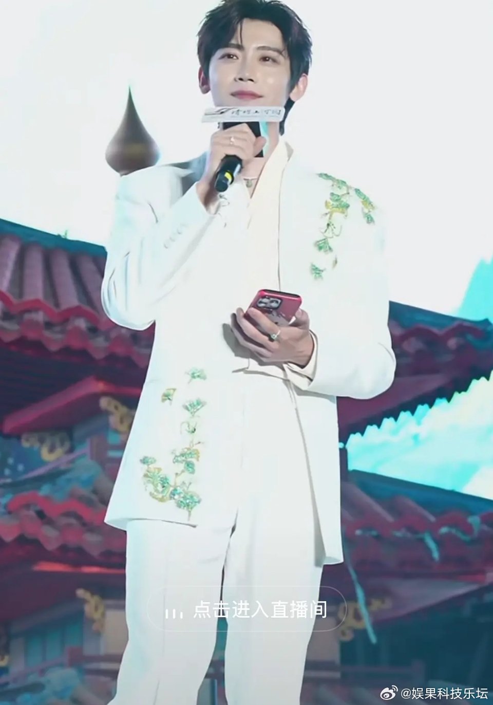 最近导演都迷糊了吧？为什么选的男配比男主还火？ 