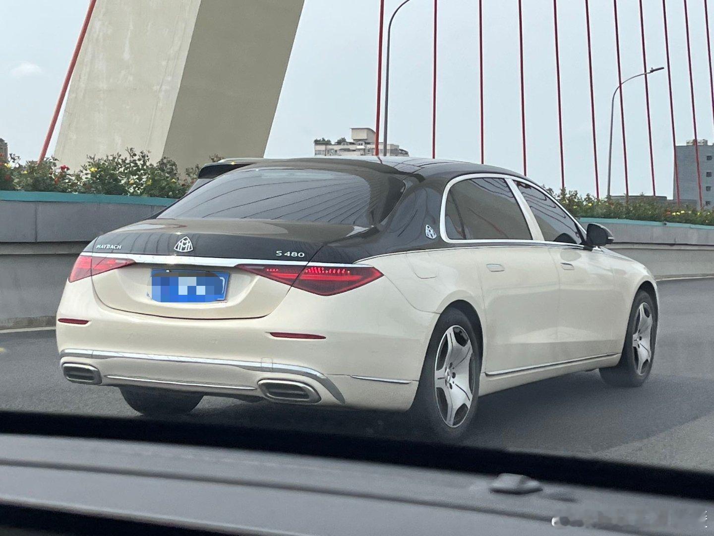 迈巴赫S级是真有气质，越看越喜欢啊，不张扬，又奢华[笑而不语] ​​​