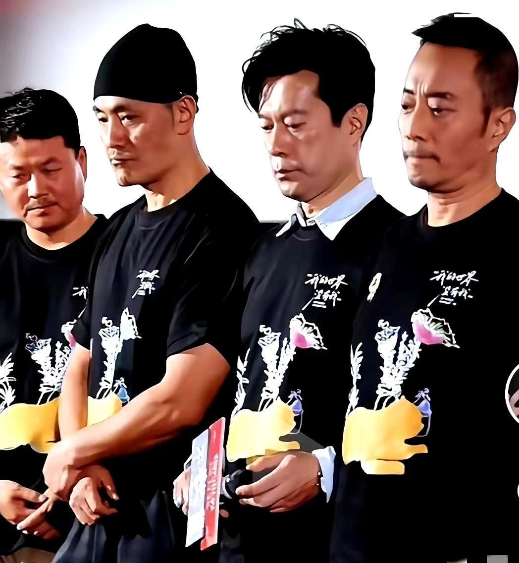 这4位帅哥是咋回事，一个个脑袋耷拉着没精神，满脸写着沉重。

田海蓉第一次当导演