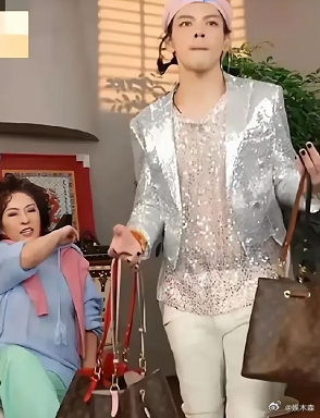 习武的向佐靠品如的衣柜爆火， 虽然很辣眼但却让人移不开眼， 同赛道的前辈陈志鹏都