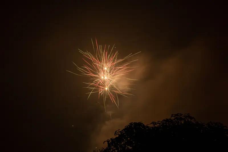 生活就是：
一朝一夕里的烟火，
是一粥一饭的温暖。
时光不言，岁月不语，
微笑面