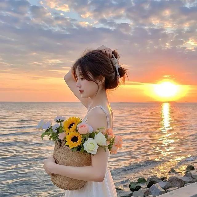 海边落日下的浪漫时光，手捧鲜花，静享美好。海边治愈系落日 海边落日氛围感 夕阳下