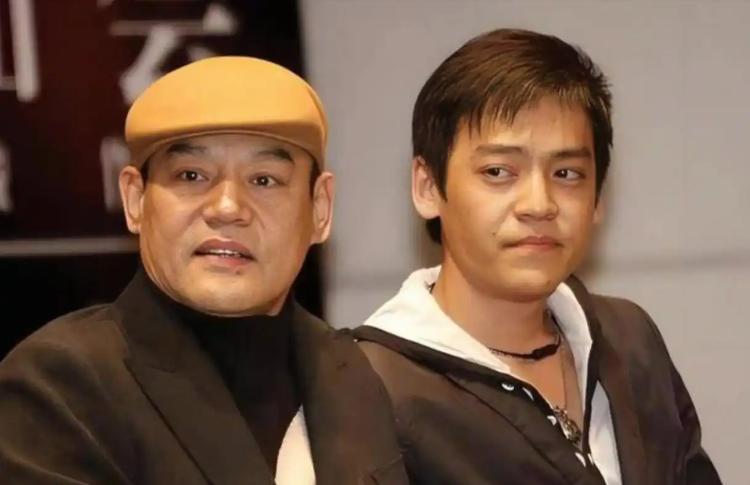 2002年，演员巍子把儿子王紫逸送到国外去留学，没想到儿子三天两头向巍子要钱，巍